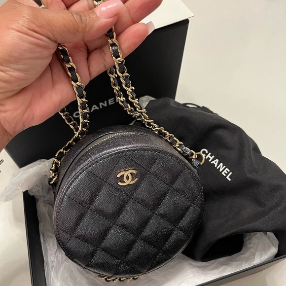 CHANEL Round Quilted Clutch Mini - Picture 3 of 10